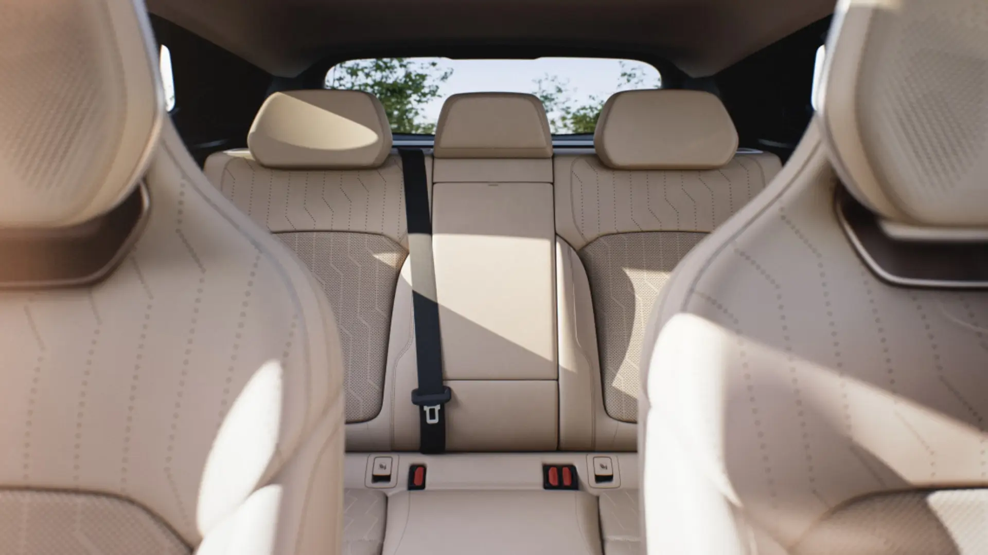 lynkco model_08 spacious_interior all 1920w