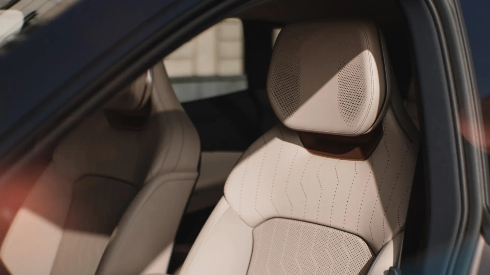 lynkco model_08 spacious_seats all 1920w