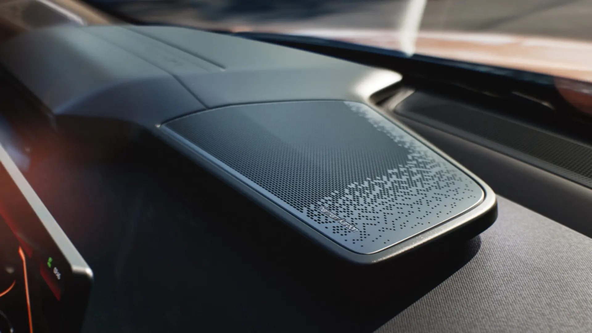 lynkco model_08 spacious_speakers all 1920w